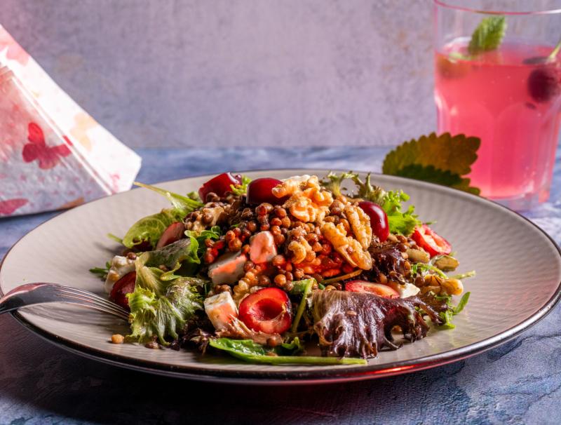 Linsensalat mit Ziegenkäse und Kirschen