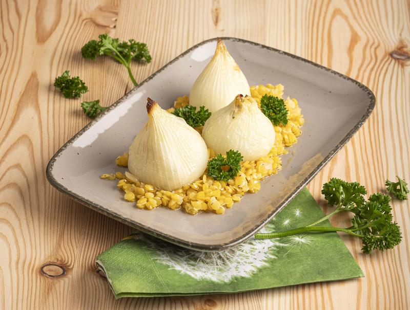 Gefüllte Feta-Zwiebeln auf Zitronenlinsen
