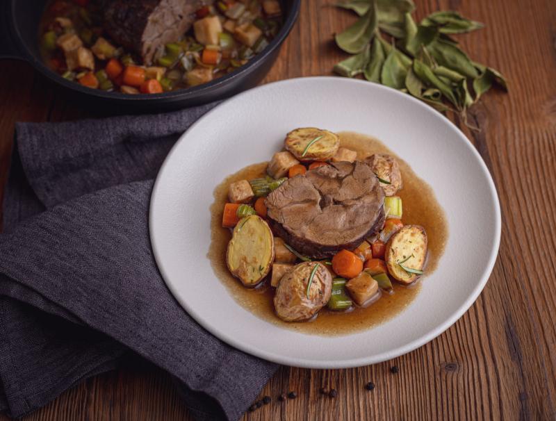 Geschmorter Lammrollbraten mit Gemüse