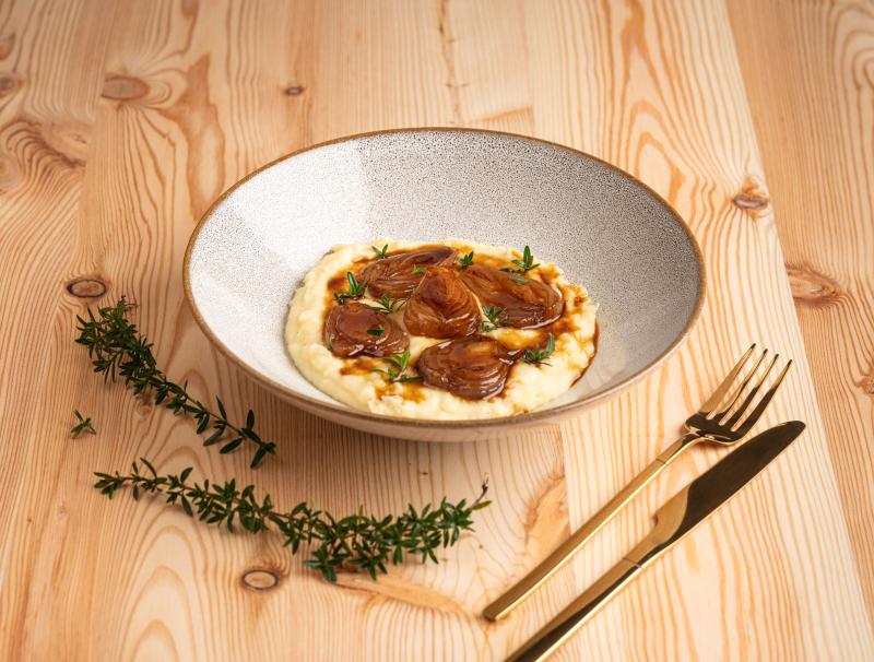 Glacierte Miso-Zwiebeln auf Nussbutterpüree