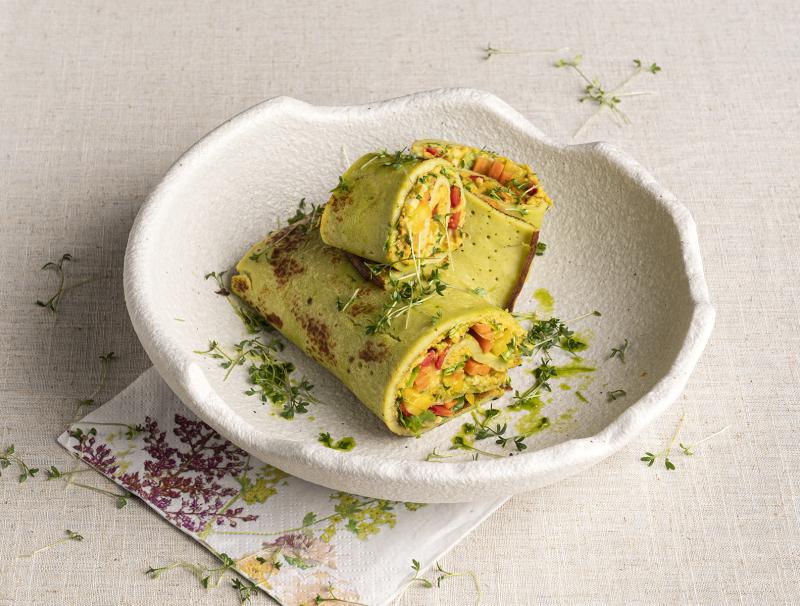 Grüner Wrap mit Gemüse und Hummus