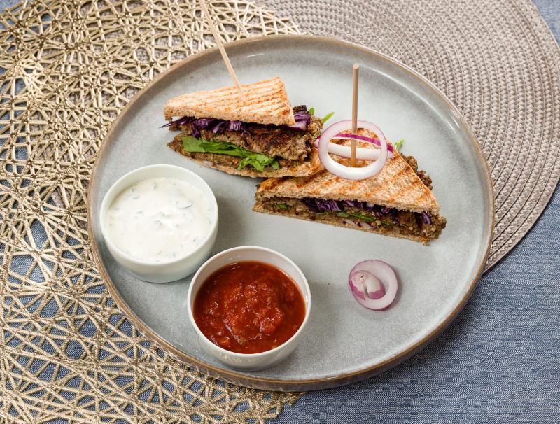 Hafer-Pilz-Laibchen als Club-Sandwich