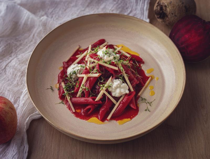 One-Pot-Rote-Rüben-Pasta mit Hüttenkäse