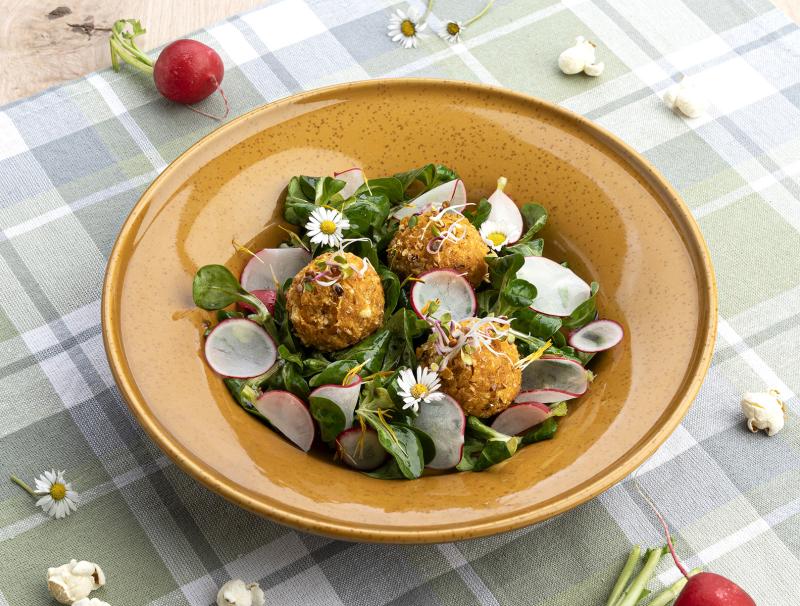 Popcorn-Mais-Bällchen mit Vogerlsalat