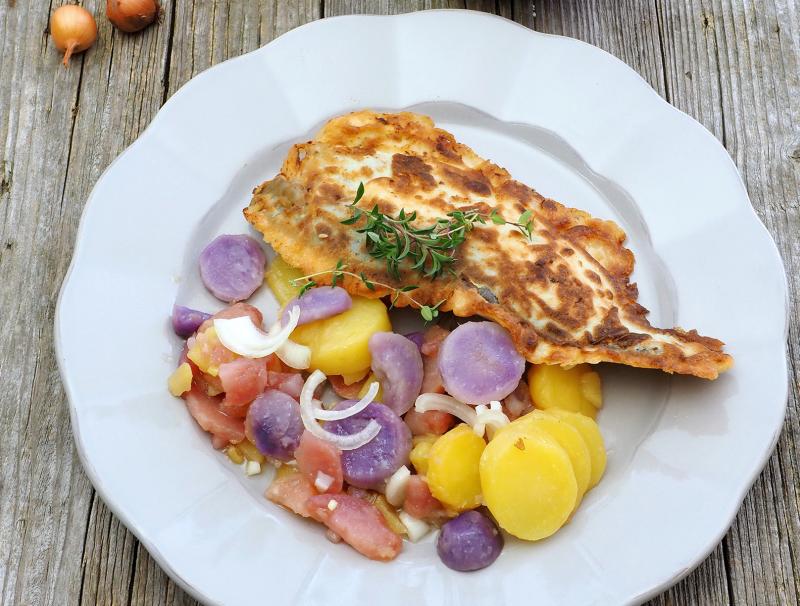 Fisch im Backteig mit buntem Erdäpfelsalat
