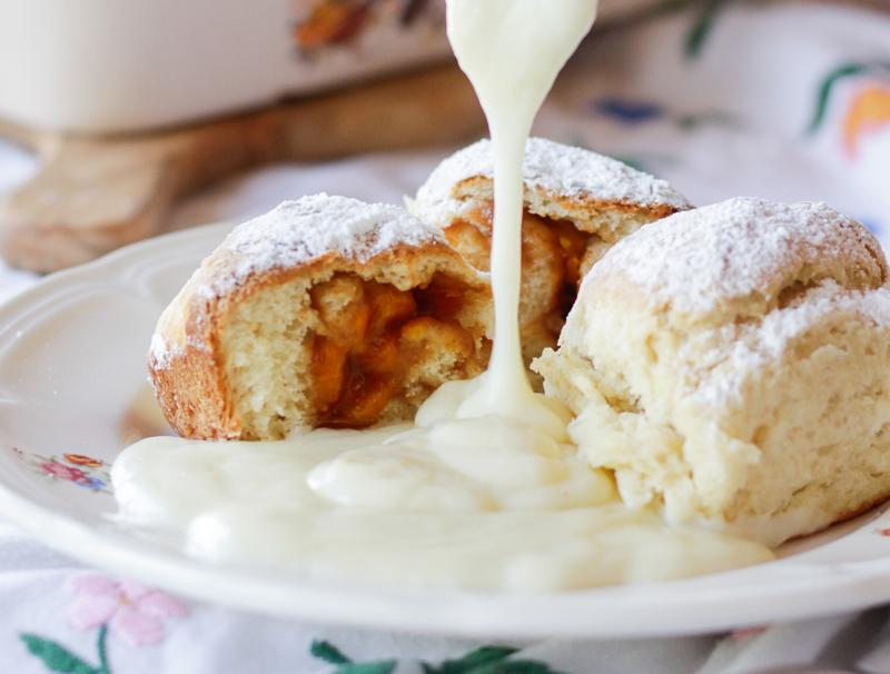 Buchteln mit Vanillesauce