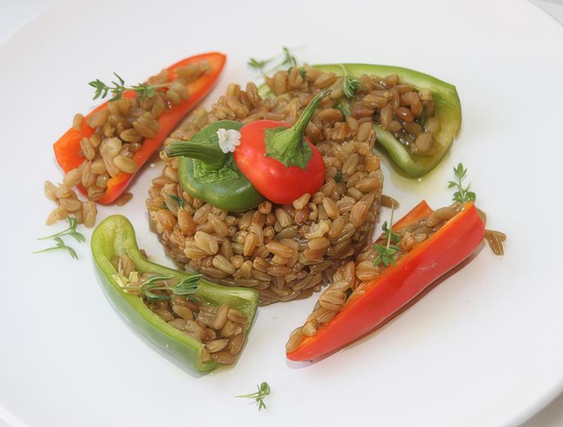 Mit Grünkernrisotto gefüllte Paprika