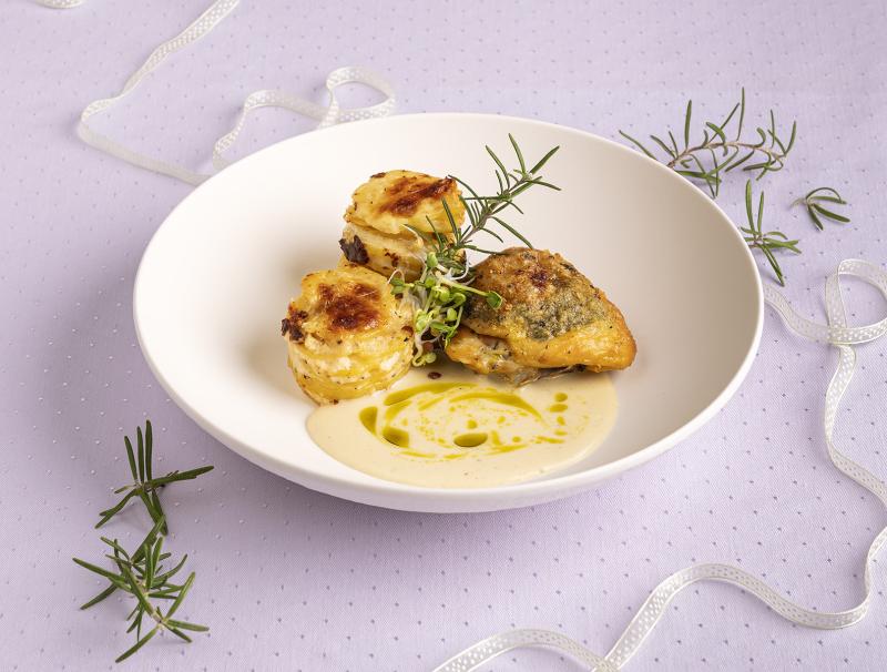 Gefülltes Kräuterhendl mit Erdäpfelgratin