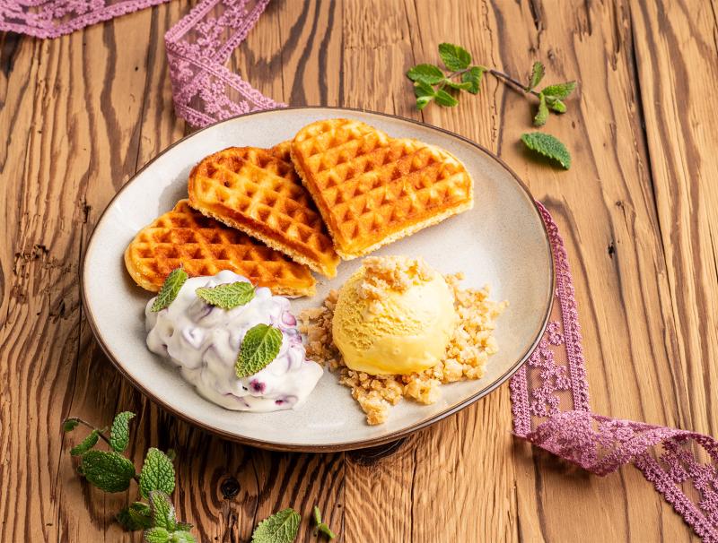 Grammeleis mit Waffeln