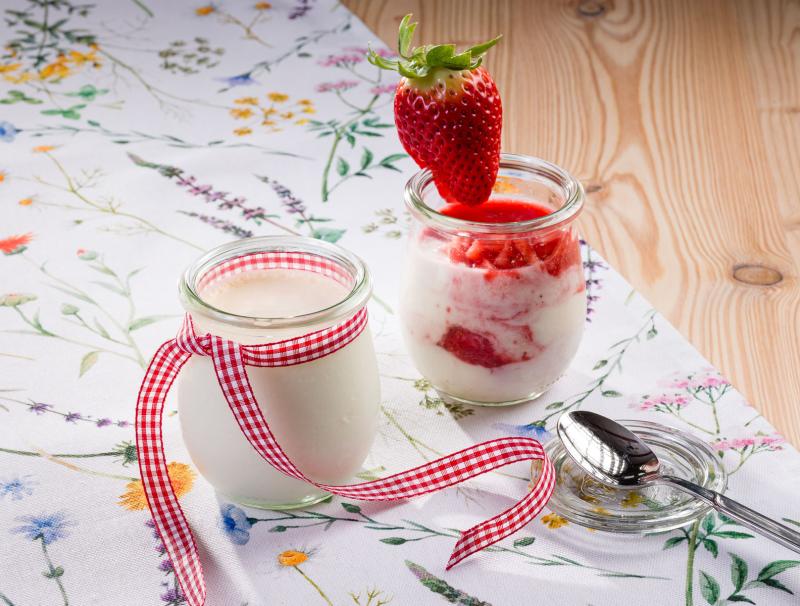 Naturjoghurt und Früchtejoghurt