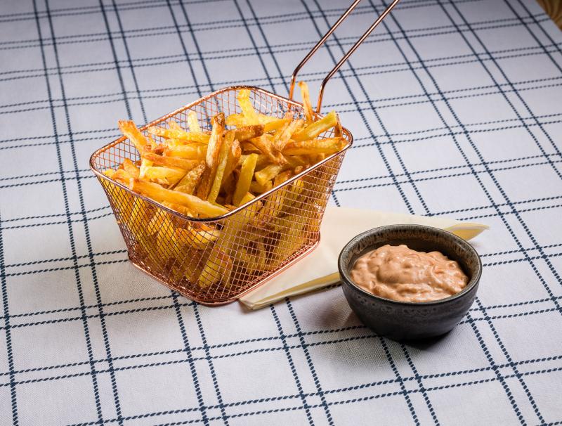 Pommes aus dem Airfryer mit Joppiesauce