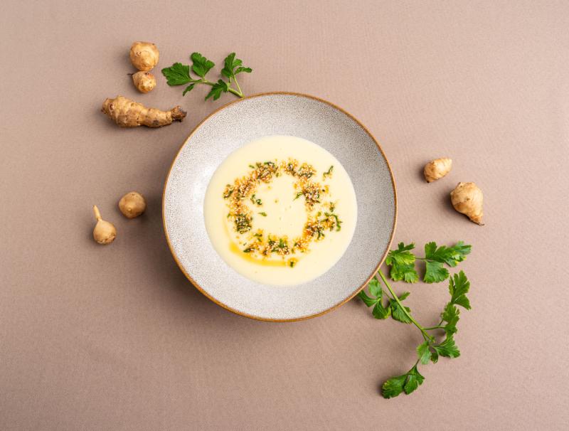 Topinamburcremesuppe mit Sesamcrunch