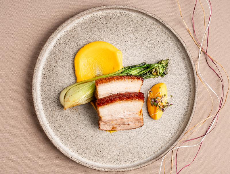 Knuspriger Schweinebauch mit Wurzelgemüsepüree und Pak Choi