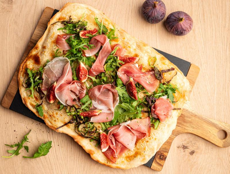 Flammkuchen mit Feigen und Rohschinken