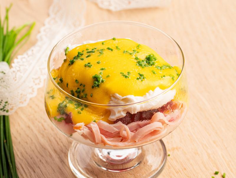 Pochiertes Ei im Glas mit Sauce hollandaise