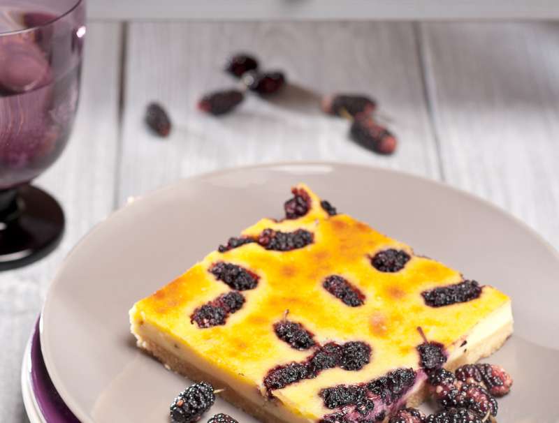 Dinkel-Blechkuchen mit Maulbeeren