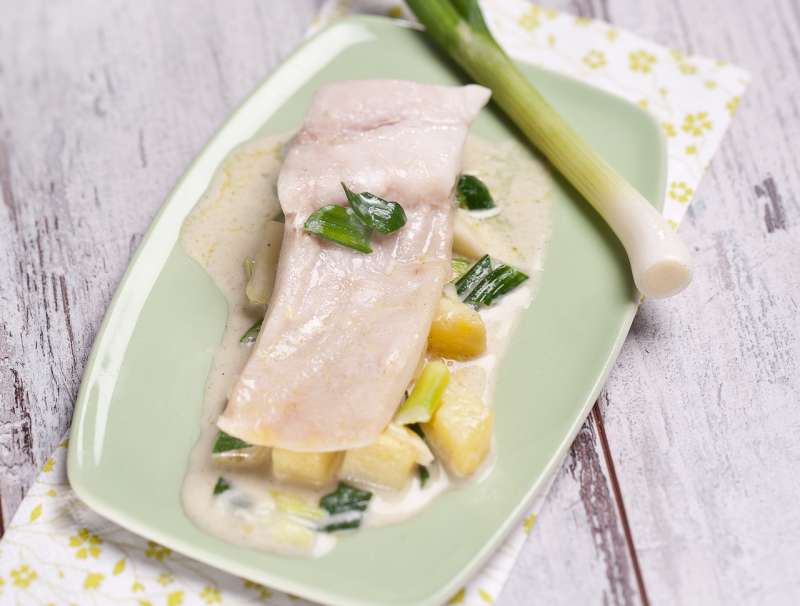 Gedämpftes Welsfilet auf Frühlingszwiebel-Ragout