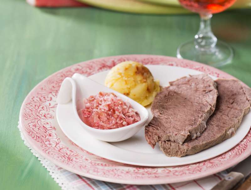 Gekochtes Rindfleisch mit Rhabarberkren und Rösterdäpfeln