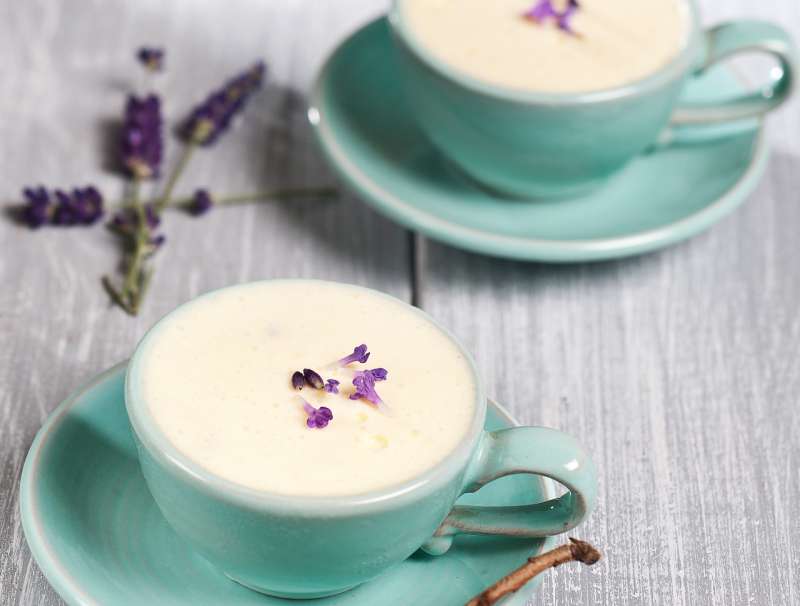 Gelbe Mirabellen-Creme mit Lavendel