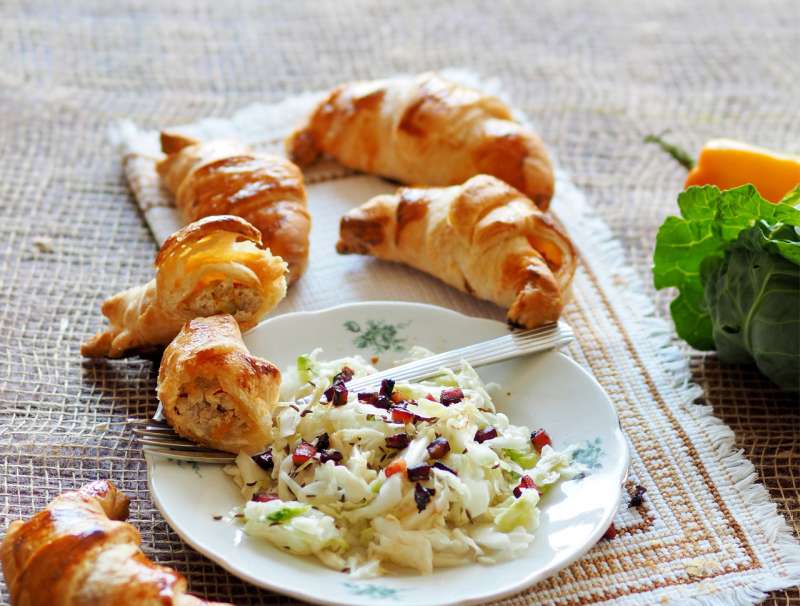 Lauwarme Räucherkarpfenkipferln auf Krautsalat