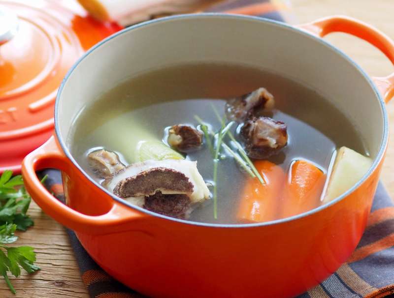 Klare Suppe aus Rinderknochen und Gemüse