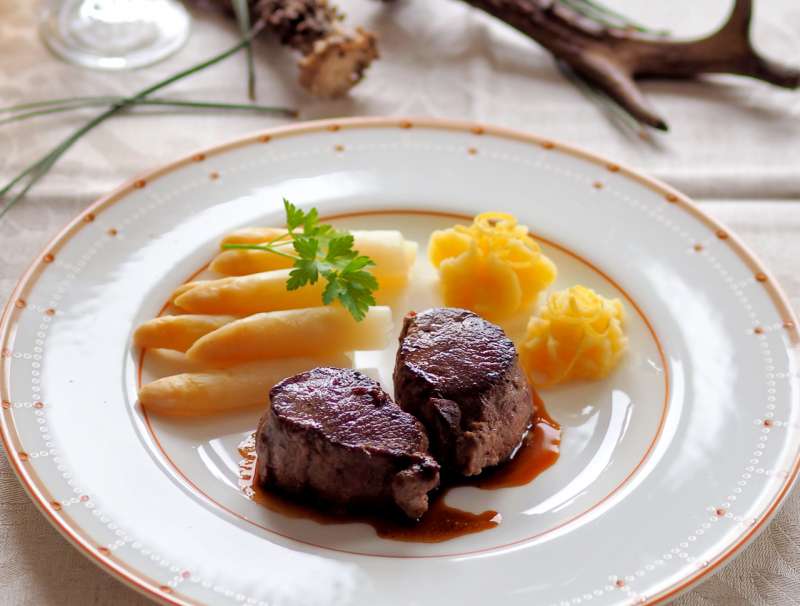 Tournedos vom Maibock mit Spargel-Erdäpfel-Püree und Spargelspitzen