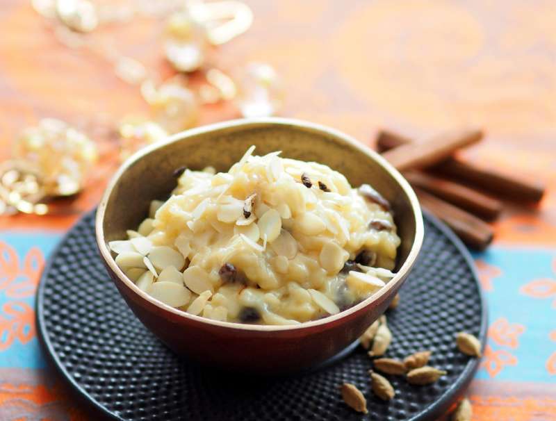 Kheer (Milchpudding mit Reis, Gewürzen und Rosinen)