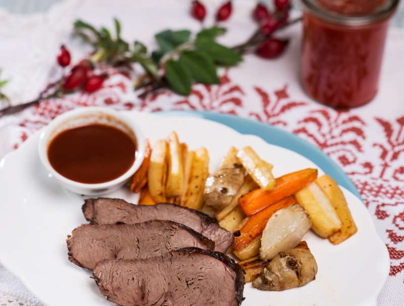 Mufflonbraten mit Herbstgemüse und Hagebuttensauce