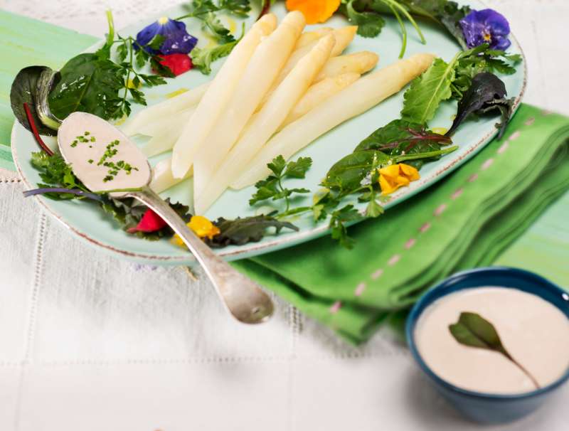 Weißer Spargel mit Thunfischsauce und Blüten-Kräuter-Salat