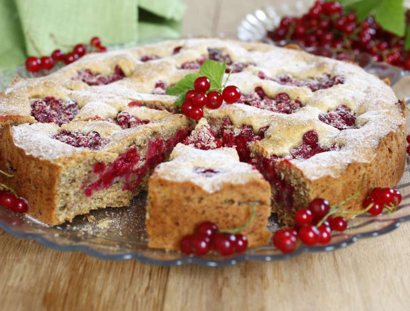 Vollkorn-Ribiselkuchen mit Walnüssen und Rohrzucker