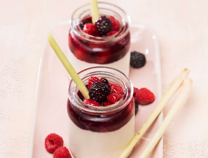Zitronenmousse mit gemischten Beeren