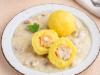 Erdäpfelknödel mit Semmelwürfelfülle in Pilzsauce