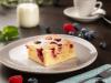 Buttermilchkuchen mit Beeren
