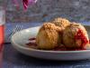 Topfenknödel mit Striezelbröseln und Beerenragout