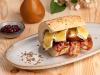 Leinsamenbaguette mit Brie, Birne und Speck