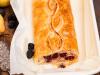 Birnen-Brombeerstrudel goldgelb gebacken in weißer Backform