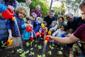 Grazer Krauthäuptel-Bauern garteln mit 1.500 Grazer Kindern 