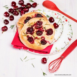 Flammkuchen mit Kirschen und Rosmarin