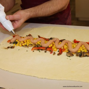 Topfenblätterteigstrudel Farce aufspritzen