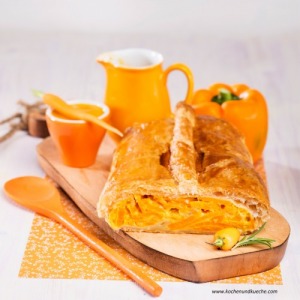 Paprika-Süßkartoffel-Strudel mit scharfer Karottensauce