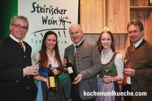 Weinbaudirektor Werner Luttenberger, Marketingleiterin Wein Steiermark Claudia Genner, Landesrat Johann Seitinger, Weinkönigin Johanna II. und LK-Präsident Franz Titschenbacher bei der Verkostung des Jahrgangs 2016. 