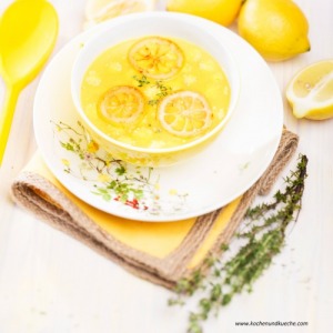 Zitronensuppe mit Maiskolben und Thymian