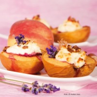Gefüllte Pfirsiche mit Lavendelblüten