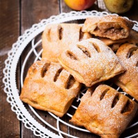 Fruchtige Apfel-Birnen-Taschen mit Nüssen