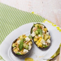 Avocado-Schafkäse-Mango-Salat mit fruchtiger Curry-Vinaigrette