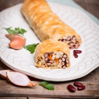 Bohnenstrudel mit Karotten und Semmelwürfeln