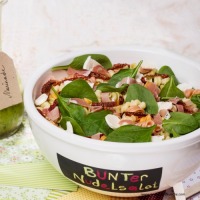 Bunter Nudelsalat mit Spinat, Mozzarella und Schinken