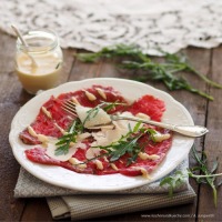 Carpaccio mit handgerührter Mayonnaisesauce und Rucola