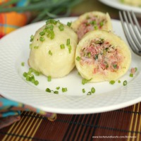 Erdäpfelknödel mit Selchfleischfülle und Schnittlauch