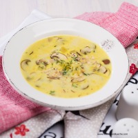 Erdäpfelsuppe mit braunen Champignons und Haselnüssen